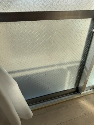 網入り型板菱ワイヤーの熱割れ（寝屋川市）