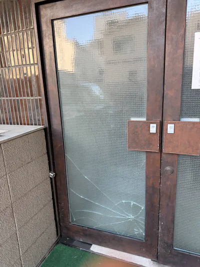 アパート入口スチールドアガラス修理（大阪市福島区）